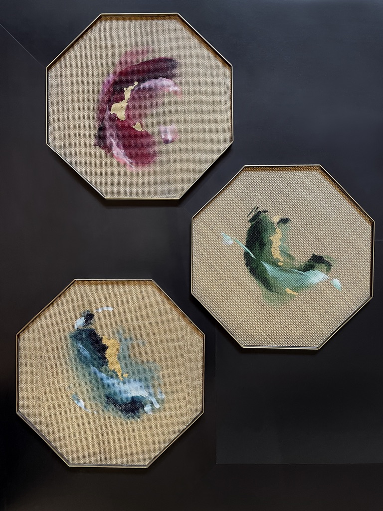 Vassoio ottagonale in ottone con paglia giapponese dipinta a mano e foglia d’oro (Abstract) – Ø 35 cm