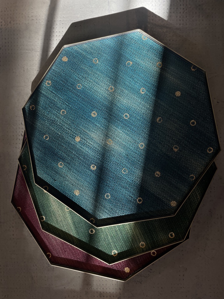 Dettaglio vassoio ottagonale in ottone con paglia giapponese dipinta a mano e foglia d’oro